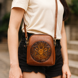 Mała damska torebka na ramię - wytłoczony jeleń