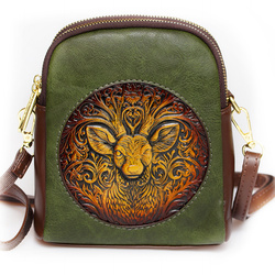 Mała torebka damska na ramię - wytłoczony jeleń